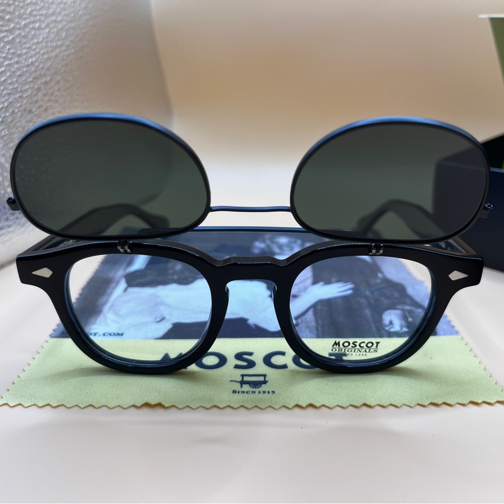 Here I have a pair of MOSCOT Lemtosh Fliptosh black/black